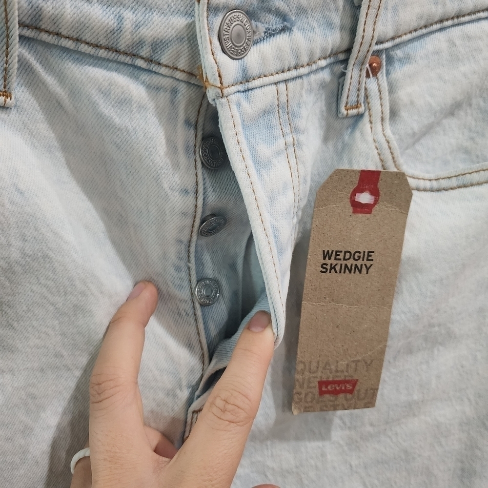 💜 🆕️ Levi's Wedgie Skinny Light Wash High Rise Jeans - Picture 7 of 9